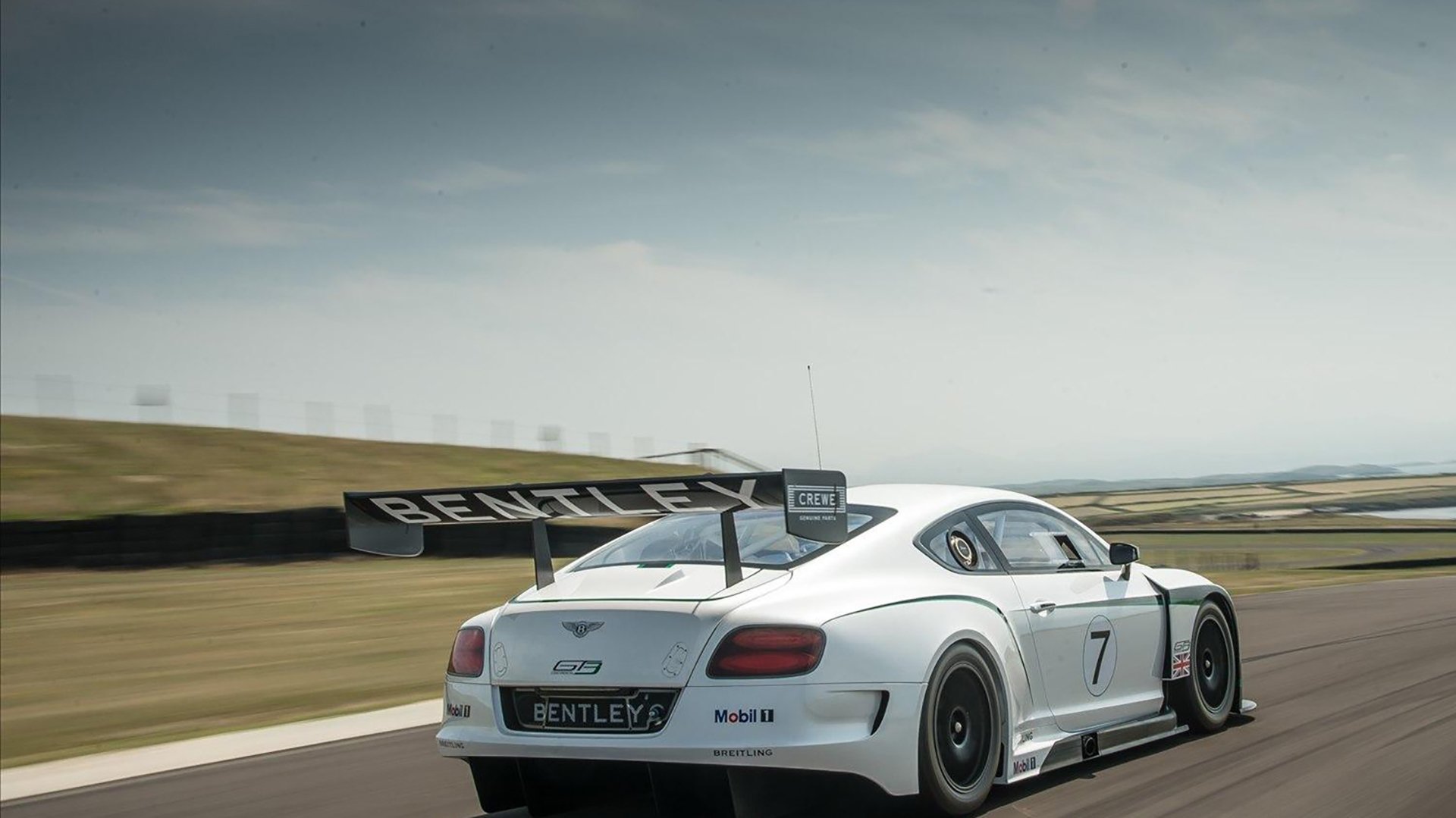 英超球队利用大数据优化快速反击战术的应用，英超攻防转换